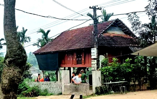 Ghen tuông, sát hại vợ rồi tự tử 3 lần: Rạng sáng 7/4, Phạm Văn Trung (40 tuổi ở Thanh Hóa) sau khi sát hại vợ là chị Phạm Thị L. (37 tuổi), Trung uống thuốc diệt cỏ, treo cổ tự tử... nhưng bất thành. Trung khai nghi ngờ vợ có quan hệ với người khác khi đi làm ăn xa nên ghen tuông.