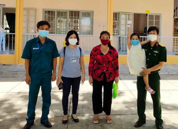 Cháu bé mồ côi ngồi cô đơn bên bàn thờ mẹ: Bé Châu và mẹ là chị Nguyễn Thị Ngọc Nga (44 tuổi, ngụ phường Tân Phú, TP Thủ Đức, TP HCM) sống trong khu trọ dành cho dân lao động nghèo và mắc COVID-19 nên được đưa đến bệnh viện TP. Thủ Đức điều trị cùng nhiều người sống trong dãy trọ. (Ảnh: Thanh Niên)