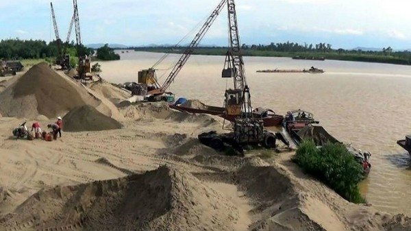 Khi biết một số doanh nghiệp được UBND tỉnh Thái Bình cấp phép khai thác cát tại mỏ cát ven biển xã Thụy Trường (huyện Thái Thụy), Phạm Minh Cường và đồng bọn tự ý xác lập quyền sử dụng trái phép các bãi triều để sử dụng làm “phương tiện” gây sức ép, buộc các doanh nghiệp phải miễn cưỡng trả tiền theo khối lượng cát khai thác được hoặc bán lại một phần cho Cường với giá rẻ hơn giá thị trường. Với thủ đoạn trên, từ năm 2020 đến năm 2022, tổng số tiền mà Cường và đồng bọn chiếm đoạt được của các doanh nghiệp lên đến hàng tỷ đồng. (Ảnh minh họa, nguồn CAND)