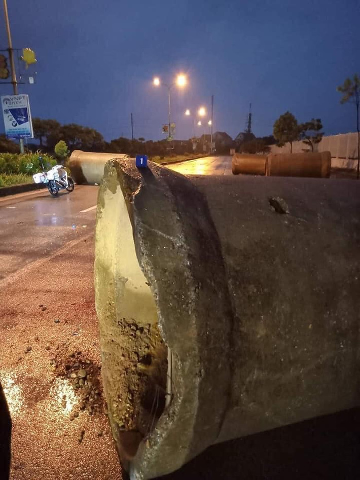 Tiếp tục tăng cường công tác kiểm tra, kiểm soát, đảm bảo an toàn trong lưu thông người và phương tiện ra vào khu công nghiệp; kiểm điểm, xử lý trách nhiệm của tổ chức cá nhân liên quan tới vụ tai nạn. Hiện, Ban quản lý các KCN đang chủ động phối hợp cung cấp hồ sơ, tài liệu, hình ảnh; trích xuất camera an ninh phục vụ công tác điều tra.