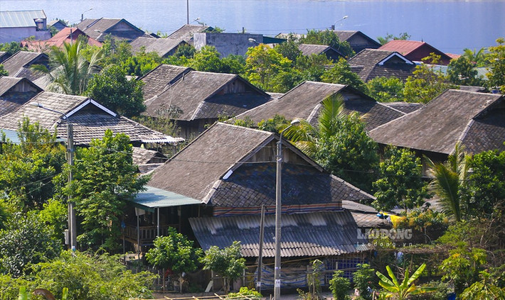 Những ngôi nhà sàn truyền thống của dân tộc Thái, ngành Thái trắng ở TX. Mường Lay hầu hết được lợp bằng đá.