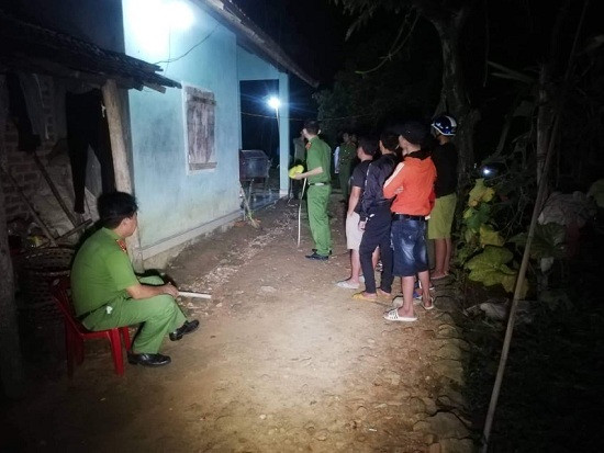 Con trai ruột dùng rựa chém mẹ tử vong ở Quảng Ngãi: Chiều ngày 23/10/2019, Hồ Ngọc Anh (30 tuổi) thấy mẹ ruột là bà Hồ Thị Ây (78 tuổi, trú xã Trà Sơn, huyện Trà Bồng, tỉnh Quảng Ngãi) đang dọn lúa ngoài sân, thì bất ngờ dùng rựa chém nhiều nhát khiến bà Ây tử vong, một phần thi thể bị đứt lìa. Sau khi gây án, Anh bỏ đến nhà chú ở cùng thôn xin tiền, đồng thời nói lại chuyện giết người.