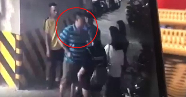Cụ thể, Thành dùng tay sờ vào đùi của cô gái. Sau đó, nhiều người có mặt ở khu vực đó vào can ngăn và xảy ra xô xát với Thành. Đại diện Công an quận Long Biên cũng cho biết, nạn nhân của vụ việc là chị L.H.M. (SN 1991) đã làm đơn trình báo gửi cơ quan an đề nghị xử lý theo đúng quy định của pháp luật.