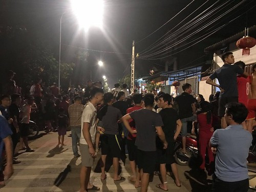Tuy nhiên, thông tin từ Công an xã Liệp Tuyết cho biết, qua xác minh, trên địa bàn xảy ra vụ việc nam thanh niên quê Thanh Hóa, hiện đang làm thợ xây tại địa bàn Hà Nội quen biết qua mạng xã hội với một cháu gái 12 tuổi sinh sống tại xã Liệp Tuyết. Tối ngày 9/3, theo lời hẹn với cháu gái, nam thanh niên này có tới địa phương để chơi. Khi nam thanh niên tới chơi ở trên địa bàn thì bất ngờ bị người dân vây bắt rồi báo sự việc lên cơ quan chức năng.