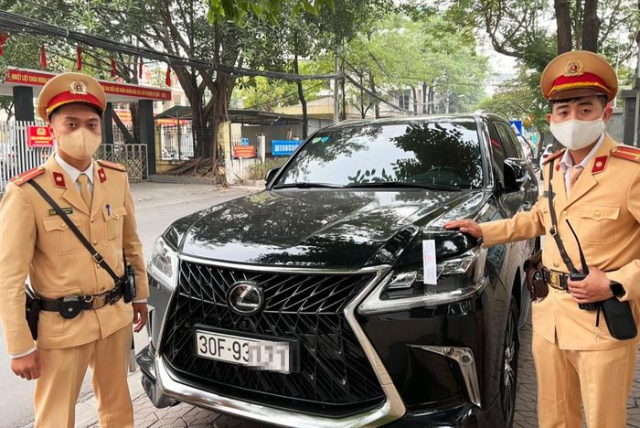 Điều tra ô tô Lexus LX570 Super Sport đeo biển số của xe khác: Ngày 25/12, Đội CSGT số 6 (Công an TP Hà Nội) làm nhiệm vụ trên đường Hồ Tùng Mậu (phường Mai Dịch, quận Cầu Giấy, Hà Nội) kiểm tra ô tô màu đen hiệu Lexus LX570 Super Sport mang biển kiểm soát 30F-931... do tài xế N.V.T. (42 tuổi, ở Cầu Giấy) điều khiển và không xuất trình được giấy tờ liên quan và chứng minh nguồn gốc của phương tiện. Hiện cơ quan chức năng đang điều tra, làm rõ.