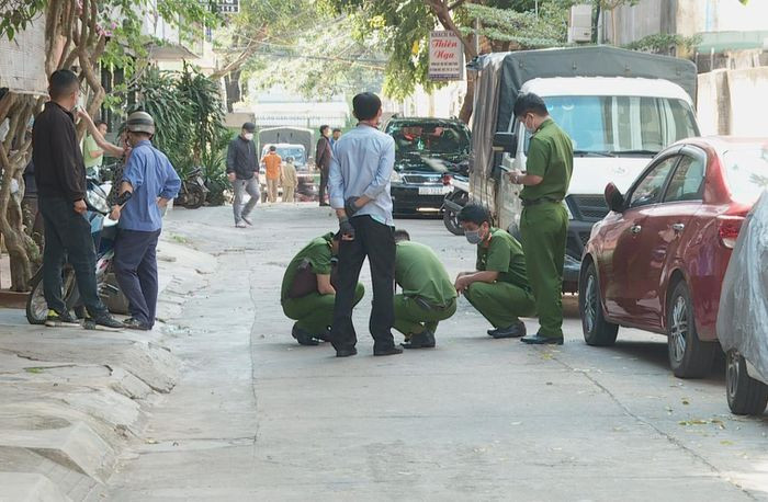 Cô gái tử vong với nhiều vết thương trên người: Sáng 25/12, người dân ở TP Buôn Ma Thuột, Đắk Lắk phát hiện người phụ nữ nằm bên đường đang trong tình trạng thoi thóp, trên người có nhiều vết thương, chảy máu nên trình báo Công an. Qua khám nghiệm hiện trường, trên người phụ nữ không có giấy tờ tùy thân. Nạn nhân khoảng 25-30 tuổi, mặc áo khoác xám trùm đầu.
