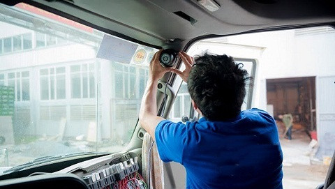 Xe kinh doanh vận tải phải lắp camera giám sát: Nghị định 10/2020 quy định trước ngày 1/7, ôtô kinh doanh vận tải hành khách có sức chứa từ 9 chỗ trở lên, xe vận tải hàng hóa bằng container, xe đầu kéo phải lắp camera ghi, lưu trữ hình ảnh trên xe trong suốt quá trình xe tham gia giao thông.