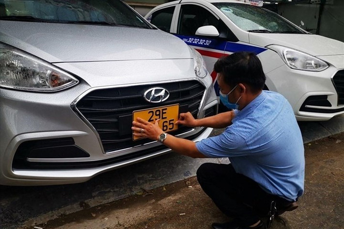 Xe kinh doanh vận tải phải đổi sang biển số vàng: Thông tư 58 của Bộ Công an quy định biển số ô tô kinh doanh vận tải sẽ có nền màu vàng, chữ và số màu đen, seri biển số sử dụng lần lượt một trong 20 chữ cái sau: A, B, C, D, E, F, G, H, K, L, M, N, P, S, T, U, V, X, Y, Z. Ngoài ra, các xe kinh doanh vận tải đăng ký mới sẽ được cấp biển màu vàng từ ngày 1/8. Đối với các phương tiện kinh doanh đã hoạt động trước đó sẽ phải chuyển đổi sang biển vàng trước ngày 31/12.