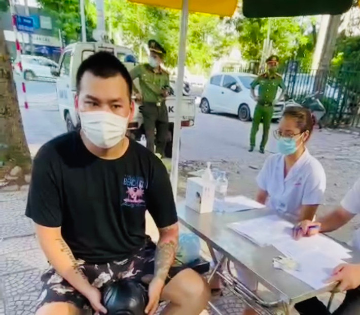 Đi lấy rượu thanh niên bị phạt 2 triệu đồng: Một nam thanh niên ở Hà Nội khi bị tổ công tác phường Nhân Chính (Thanh Xuân, Hà Nội) dừng kiểm tra đã có thái độ bất hợp tác và nói rằng bản thân đang đi lấy rượu cho gia đình. Cán bộ tại chốt đã giải thích cho nam thanh niên biết, rượu không nằm trong danh mục đồ thiết yếu và lập biên bản xử phạt số tiền 2 triệu đồng.