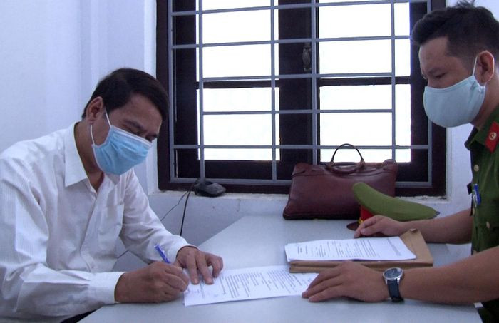 Bắt tạm giam kẻ lừa nữ nhân viên y tế 250 triệu: Tôn Thất Điệp (53 tuổi, trú TP Huế, Thừa Thiên - Huế) nói bản thân có khả năng chuyển công tác cho nữ nhân viên trạm y tế từ vùng núi về TP Huế với giá 250 triệu đồng. Sau khi nhận đủ số tiền, Điệp đã không thực hiện lời hứa. Ngày 29/7, Điệp bị Công an TP Huế bắt tạm giam.