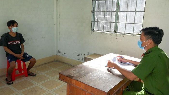 Giả làm người tốt giúp đỡ rồi cướp của nạn nhân: Nguyễn Quốc Nam (34 tuổi, ngụ huyện An Minh, Kiên Giang) đã giả làm người tốt sửa xe giúp nạn nhân nhưng khi đến căn nhà hoang thì Nam lấy dao thủ sẵn trong người kề cổ đe dọa nạn nhân, lấy được số tiền gần 2,4 triệu đồng rồi nhanh chóng tẩu thoát. Ngày 29/7, Nam bị Công an tỉnh Kiên Giang bắt giữ.