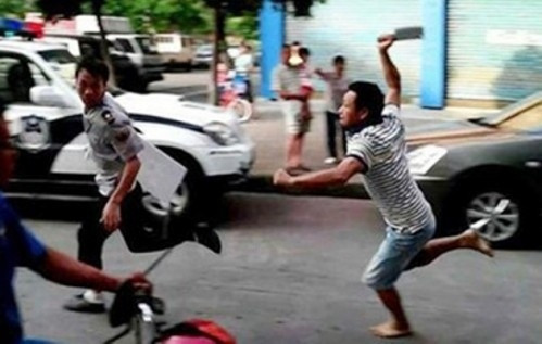 Mâu thuẫn lúc ăn nhậu, đối tượng mang dao đến nhà đâm chết bạn nhậu: Tối 31/8, Tô Thành Luân (32 tuổi, ngụ xã Hòa An, huyện Phú Hòa, Phú Yên) cùng một số người bạn ngồi nhậu tại quán ở thôn Vĩnh Phú, xã Hòa An. Trong lúc nhậu, Luân đã mâu thuẫn với Võ Duy Xuẩn (30 tuổi, trú ở thôn Đông Bình, xã Hòa An). Sau đó, được mọi người can ngăn nên Xuẩn rời cuộc nhậu về nhà. Sau đó, Luân mang dao đến nhà Xuẩn đâm chết nạn nhân. (Ảnh minh hoạ)