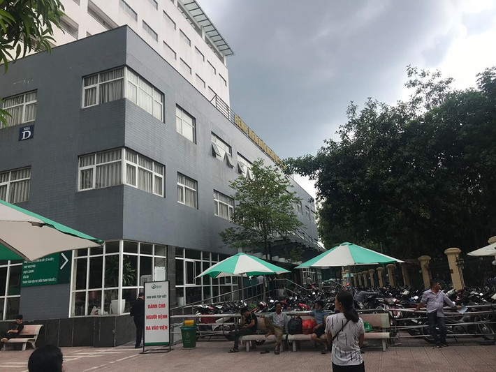 Nghi phạm sau đó lấy đi xe máy của nạn nhân. Sau khi bị đâm khoảng 20 phút, người dân đã gọi cấp cứu đưa anh Quyết đến Bệnh viện đa khoa Đức Giang. Rồi sau đó được chuyển lên Bệnh viện Việt Đức để chữa trị.