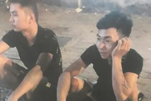 Khoảng 20h30 cùng ngày, trước khi chở hai vị khách lạ S. nhắn tin cho bạn gái mới quen tên Nh. và người bạn cùng phòng tên L. về việc đang đợi khách ở khu vực Mỹ Đình rồi chụp hình hai vị khách kèm tin nhắn "Có gì báo công an nhé, tí chở hai thằng này lên Cổ Nhuế". Sau khi không thấy nam sinh này trở về và đi học, bạn cùng phòng đã thông báo cho người nhà của S.