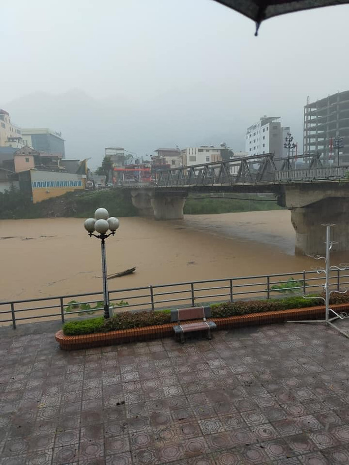 Dự báo: Do ảnh hưởng của vùng hội tụ gió trên cao nên từ nay (21/7) đến ngày 22/7 ở Bắc Bộ có mưa rào và dông; vùng núi và trung du có mưa vừa, mưa to (lượng mưa phổ biến 40-80mm/24 giờ), riêng các tỉnh Lai Châu, Lào Cai, Yên Bái, Hà Giang, Tuyên Quang, Cao Bằng, Bắc Kạn có mưa to, có nơi mưa rất to (lượng mưa phổ biến 50-100mm/24h, có nơi trên 150mm/24h).