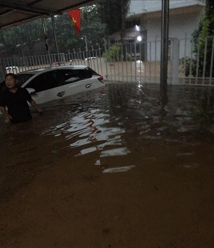 Có những điểm bị ngập sâu đến 1m, nhiều đất đá cùng nước tràn vào nhà, nhất là thời điểm xảy ra vào lúc nửa đêm khiến người dân không kịp di dời tài sản, nhiều tuyến đường huyết mạch đã bị sạt lở và ngập cục bộ.