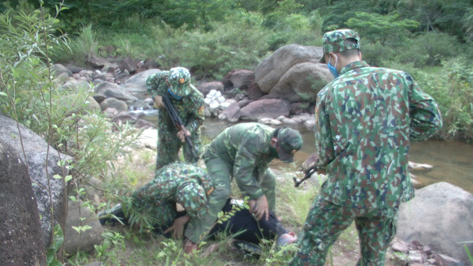 Theo đó, sau hơn hai tháng triển khai lực lượng trinh sát xuống các địa bàn liên quan để thu thập thông tin, mật phục trên biên giới, kết hợp điều chỉnh nhiều phương án.