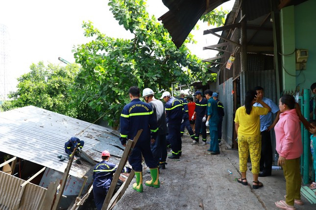 Còn tại rạch So Đũa (ấp Nhơn Thuận, xã Nhơn Nghĩa), đoạn sạt lở dài khoảng 36m, lấn sâu vào bờ 5m, làm sụp mái bờ kênh và một phần tuyến đường giao thông nông thôn. Tiếp đó, lúc 6h30 ngày 30/4, trên tuyến sông Thốt Nốt đoạn qua phường Trung Kiên, quận Thốt Nốt bị sạt lở một đoạn dài 100m, làm 3 căn nhà tiền chế của người dân sụp xuống sông, thiệt hại tài sản hơn 80 triệu đồng. Các địa phương đã chỉ đạo huy động lực lượng giúp đỡ người dân bị ảnh hưởng tháo dỡ, di dời khẩn tài sản; lắp đặt cảnh báo, thông báo rộng rãi cho người dân quanh khu vực được biết để phối hợp, chủ động phòng chống.