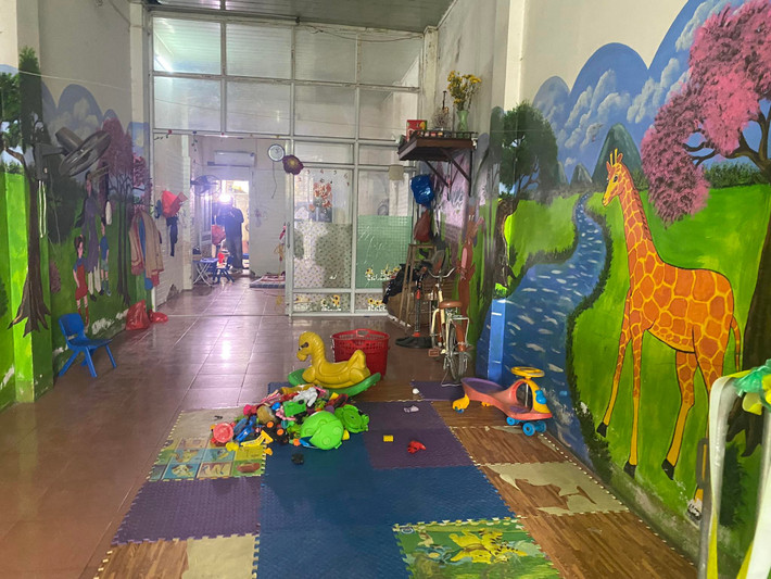 Tuy nhiên, đối chiếu với bằng chứng, tài liệu, kết hợp với quá trình đấu tranh với An và Lành có nhiều điểm bất thường. Hai bị can sau đó thay đổi lời khai, nói Lành đi lùi va vào cháu Đ. làm bé ngã ra nền nhà và An bế trượt làm bé ngã đập đầu. Với lời khai này, cảnh sát nhận thấy nhiều điểm không phù hợp với dấu vết thương tích trên người nạn nhân nên tiếp tục đấu tranh. Sau khoảng một ngày, An và Lành đã khai nhận hành vi đánh đập, bạo hành bé Đ. dẫn đến thương tích và khiến nạn nhân tử vong.