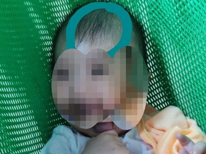 Được 1 tuần, người nhà nhận tin của Linh, báo rằng: cháu bé ngủ từ sáng tới trưa, không chịu bú sữa. Sau đó, cháu được đưa vào bệnh viện cấp cứu trong tình trạng thở yếu, đỉnh đầu có vết bầm tím. bác sĩ xác định cháu bị dập não. Sau khi phẫu thuật, bé trai vẫn hôn mê sâu và được chăm sóc đặc biệt. Linh thừa nhận có đánh bé HA trong quá trình chăm sóc do cháu hay quấy khóc.