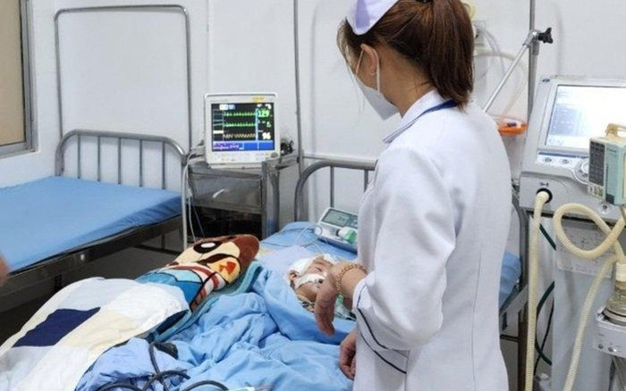 Theo lời khai của 2 bảo mẫu này, do cháu L. ít tiếp xúc, ít nói chuyện với mọi người, sợ đến chỗ đông người nên Vy và Hằng nhiều lần dùng tay đánh cháu bé. Nghiêm trọng nhất là vào ngày 8/7, Vy dùng chân đạp vào người khiến bé L. té ngã. Đến ngày 16/7, sau khi cho bé L. ăn trưa, Hằng thấy cháu ói, người lạnh, môi tím tái nên tự hô hấp nhân tạo cho cháu 3 lần. Sau đó, 2 bảo mẫu Hằng và Vy liền gọi điện cho người nhà đưa cháu L. đến Bệnh viện Nhi Lâm Đồng cấp cứu. Do cháu L. bị chấn thương sọ não, rơi vào tình trạng nguy kịch nên được chuyển viện lên Bệnh viện Đa khoa Lâm Đồng.