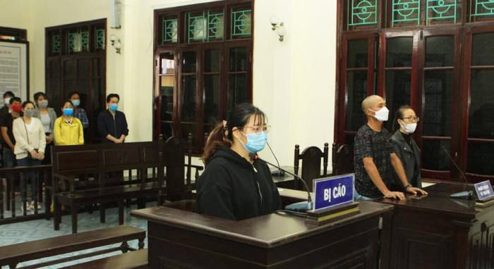 Cô gái nhét giẻ vào miệng bé trai lĩnh án 21 tháng tù: Chiều 10/11/2021, TAND TP Thái Bình (tỉnh Thái Bình) mở phiên tòa hình sự sơ thẩm xét xử bị cáo Lê Thị Lành (tên gọi khác là Lý, SN 2002, thường trú tại xã Vũ Lăng, Tiền Hải, Thái Bình) tội "Hành hạ người khác" do nhét giẻ vào miệng bé trai 11 tháng tuổi. Kết thúc phiên xét xử, TAND TP Thái Bình tuyên phạt bị cáo Lê Thị Lành 1 năm 9 tháng tù giam.