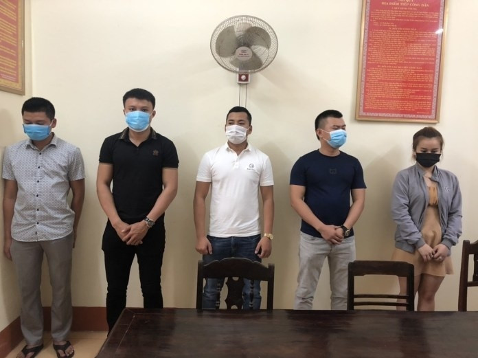Nhóm thanh niên thuê khách sạn "bay lắc" giữa mùa dịch COVID-19: Ngày 8/6, Công an TP. Đồng Hới (tỉnh Quảng Bình) đã khởi tố, bắt tạm giam 5 thanh niên về hành vi tổ chức sử dụng trái phép chất ma túy. Đây là những đối tượng tham gia sử dụng ma túy để bay, lắc tại khách sạn CKC Thiên Đường (Phường Hải Thành, TP. Đồng Hới, tỉnh Quảng Bình) dù thời điểm dịch COVID-19 đang bùng phát phức tạp, đã làm gây mất an ninh trật tự trên địa bàn.