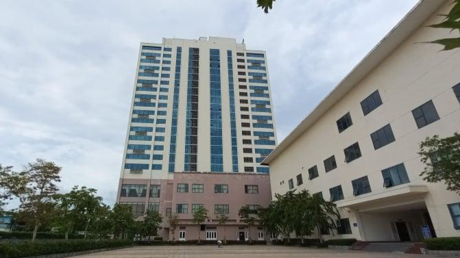 Trưởng phòng kinh doanh điện lực rơi từ tầng 17 xuống sảnh khách sạn: Sáng 8/6, ông V. V. Ph. (SN 1988) - Trưởng phòng Kinh doanh Điện lực Tam Kỳ được phát hiện bị rơi ở tầng 17 một khách sạn trên đường Hùng Vương (Phường An Sơn, TP Tam Kỳ, Quảng Nam) xuống sảnh tầng 4 của khách sạn. Phát hiện sự việc, nhiều người đã nhanh chóng đưa ông P. đến bệnh viện cấp cứu nhưng nạn nhân tử vong sau đó.