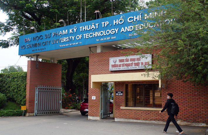 Trường Đại học Sư phạm Kỹ thuật TP HCM có xác nhận, Nghĩa là sinh viên năm nhất ngành công nghệ kỹ thuật ô tô chất lượng cao của trường. Học kỳ 1 vừa qua học online, Nghĩa có kết quả rất tốt, không có biểu hiện gì bất thường. Nghĩa đăng ký ở ký túc xá, đã đóng 500 ngàn đồng để giữ chỗ, nhưng biến mất kỳ lạ và đến nay gia đình, nhà trường nhận tin buồn.