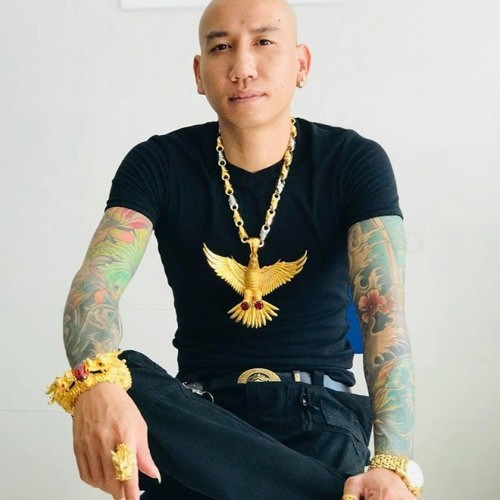 Sinh năm 1980 ở Yên Bái, Phú Lê đã có gia đình và hiện sinh sống tại Hà Nội. Theo chia sẻ của bạn bè, Phú Lê đeo nhiều vàng vì sở thích chứ không phải khoe khoang. Tuy vậy, anh vẫn không tránh được cái nhìn soi mói, bàn tán của nhiều người.