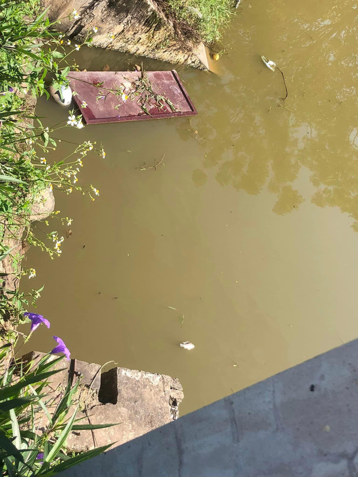 Theo thông tin ban đầu, sáng cùng ngày, người dân phát hiện cống trạm bơm thuộc thôn Vĩnh Mộ, xã Nguyễn Trãi có 1 chiếc xe máy cắm đầu xuống, lổi phần đuôi xe lên BKS 88E1-169.67.