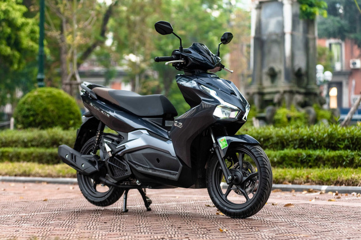 Khi M. và bị hại vào phòng 601 của khách sạn trên, M. vào nhà vệ sinh, nhắn tin thông báo số phòng. Nhận được thông báo, H. cùng K. gõ cửa xông vào dùng dao đe dọa, uy hiếp bị hại phải giao tiền cho H. Do không có tiền nên bị hại đã cùng nhóm này đến cửa hàng cầm đồ cầm cố chiếc xe máy Honda Airblade lấy 20 triệu đồng. Chiếm đoạt được số tiền trên, H. chia cho K. 1 triệu đồng, số còn lại H. và M. cùng nhau tiêu xài hết. Thực hiện trót lọt vụ thứ nhất, M. và H. rủ thêm bạn xã hội là N.T.M.Th. (nữ sinh lớp 11, sinh năm 2006, ở quận Bắc Từ Liêm, Hà Nội) và N.M.Q. cùng tham gia. (Ảnh minh họa, nguồn Internet)