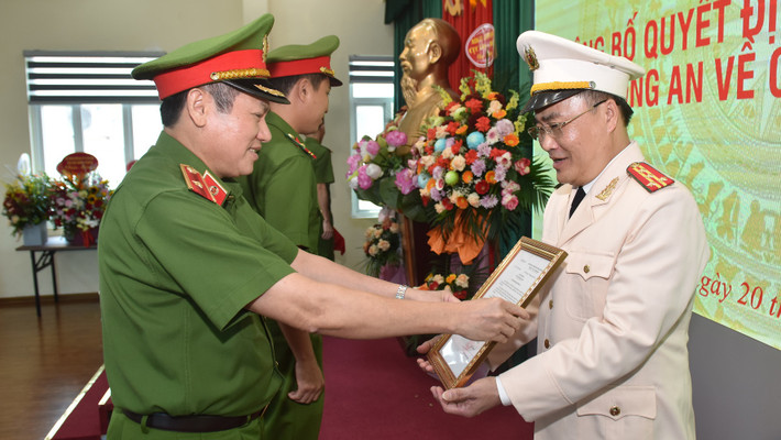 Thiếu tướng Nguyễn Văn Viện - Cục trưởng C04 đã công bố quyết định của Bộ trưởng Bộ Công an về việc bổ nhiệm đại tá Nguyễn Đức Tuấn - Trưởng phòng Tham mưu C04 giữ chức vụ Phó Cục trưởng C04.