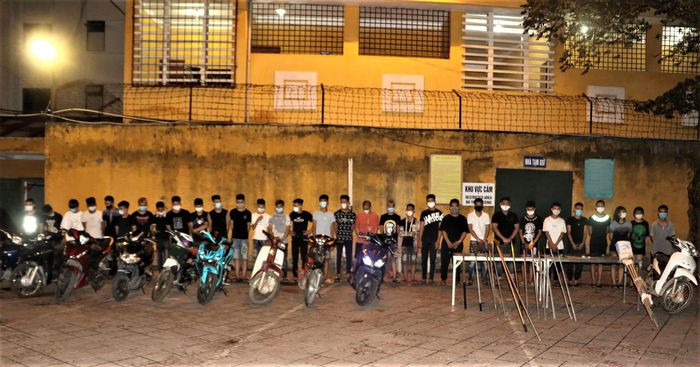 Gần 50 người hỗn chiến bằng súng, mã tấu: Do mâu thuẫn cá nhân, Nguyễn Chí Thanh (15 tuổi, ở huyện Yên Lạc, tỉnh Vĩnh Phúc) dẫn theo 33 người, cầm vũ khí đi tìm nhóm của Nguyễn Đức Thạch (16 tuổi, ở huyện Tam Dương). Chạm mặt nhau tại khu vực TP Vĩnh Yên, 2 nhóm xông vào hỗn chiến khiến nhiều người bị thương. Ngày 25/8, Công an TP Vĩnh Yên bắt khẩn cấp 3 nghi phạm để điều tra.