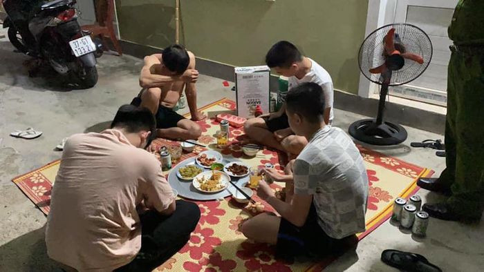 Nộp 60 triệu đồng cho bữa nhậu tại nhà trọ: Mặc dù đang thực hiện cách ly xã hội theo Chỉ thị 16 nhưng 4 thanh niên ở thị xã Thái Hòa (Nghệ An) vẫn tụ tập ăn nhậu lúc rạng sáng. Ngày 25/8, Công an thị xã Thái Hòa đã xử phạt 4 người này với tổng số tiền là 60 triệu đồng.