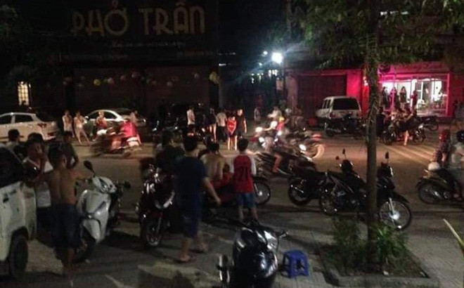 Thấy vậy, ông Nguyễn Văn Thành (65 tuổi, chồng bà Hà) lao vào đẩy ông Hồng ngã xuống đất. Bà Hà cùng con gái là chị Nguyễn Thị Phương Thảo (36 tuổi) chạy đến giữ tay ông Hồng. Trong lúc giãy giụa, ông Hồng đã rút được tay đang cầm dao ra và đâm liên tiếp vào người ông Thành, bà Hà. Hậu quả bà Hà không qua khỏi do bị đâm thấu tim. Ông Thành tử vong sau 2 ngày điều trị còn anh Vương đã bình phục.