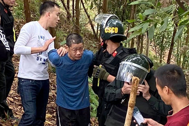 Bị can Hoàng Văn Chín (SN 1976), trú tại thôn Lương Bình 2. Chín khai do cãi nhau với vợ nên đã dùng hung khí đánh vợ đến chết vào rạng sáng 26/12. Sau đó, bị can cầm dao đi ra đường, tiếp tục sát hại người thân và hàng xóm.