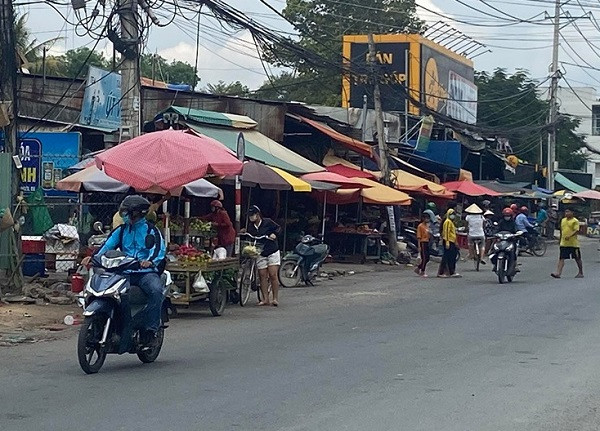 Ngoài việc kinh doanh vựa cá, vợ chồng Loan còn nuôi nhóm đàn em để đi thu tiền lãi vay, đồng thời thu tiền "bảo kê" của tiểu thương ở chợ Hóa An và khu vực tiểu thương kinh doanh ở gần cổng Công ty PouChen, TP Biên Hòa.