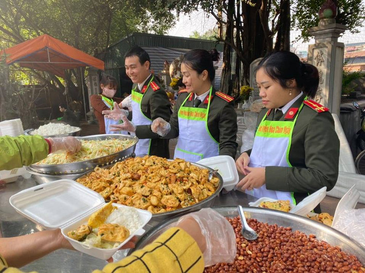 Theo đại diện Phòng PA03 – Công an TP Hà Nội, được sự đồng ý của Đảng uỷ và Ban chỉ huy phòng PA03, Hội phụ nữ và Đoàn Thanh niên của đơn vị đã phối hợp cùng với nhóm từ thiện Hoa Chùm Ngây tiến hành phát 600 suất cơm và các nhu yếu phẩm như sữa, nước cho các bệnh nhân và người nhà bệnh nhân tại Bệnh viện K Tân Triều.