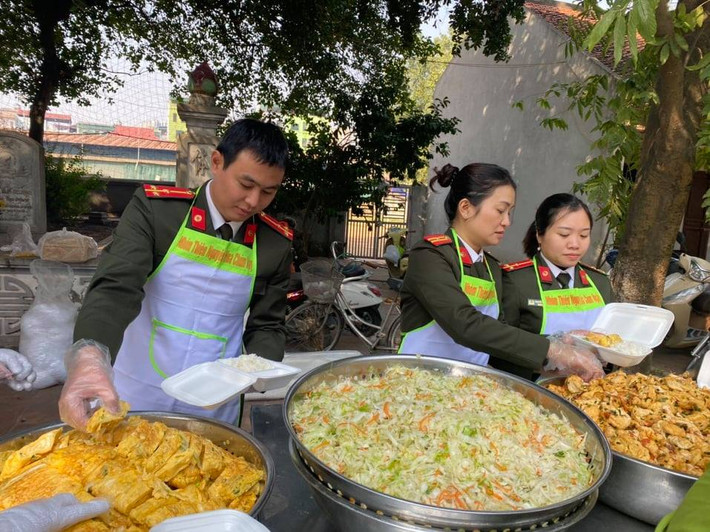 Đại diện cho nhóm cán bộ chiến sĩ tham gia buổi phát cơm từ thiện chia sẻ, những ngày cuối năm cả xã hội đang tất bật thực hiện những công việc còn lại để chuẩn bị đón Tết Tân Sửu thì vẫn có những gia đình đối diện với cuộc sống khó khăn khi mà có người thân nằm điều trị tại Bệnh viện K Tân Triều.