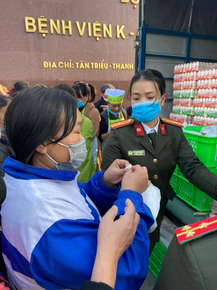 Tại buổi phát cơm thiện nguyện, đại diện nhóm thiện nguyện Hoa Chùm Ngây cho biết, rất cảm động với sự tham giacủa các cán bộ, chiến sĩ phòng PA03 Công an TP Hà Nội.