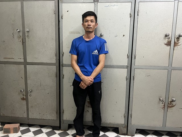 Dùng kiếm chém trọng thương người đến nhà phá cửa kính: Bức xúc trước việc bị anh Phan Văn Cường (41 tuổi) chửi bới, đập vỡ kính cửa sổ, Trần Anh Dũng (35 tuổi, trú huyện Cẩm Xuyên, Hà Tĩnh) dùng kiếm chém trọng thương nạn nhân, gây thương tích 26%. Ngày 26/5, Công an huyện Cẩm Xuyên cho biết vừa khởi tố, bắt tạm giam Dũng.