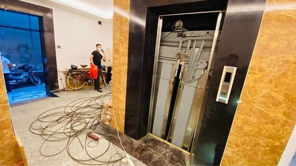 Tại thời điểm cứu nạn, cứu hộ, công trình đang trong quá trình cải tạo, sửa chữa. Nạn nhân đầu tiên được tìm thấy là ông Phạm Quang K. (SN 1984, trú tại xã Tòng Bạt, huyện Ba Vì, Hà Nội), nạn nhân thứ hai là anh Nguyễn Danh C. (SN 1995, trú tại xã Sơn Đà, huyện Ba Vì, Hà Nội).