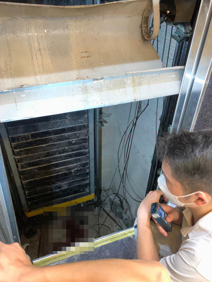 Lực lượng Cảnh sát phòng cháy, chữa cháy nhanh chóng triển khai sử dụng các dụng cụ phương tiện đặc chủng (kích, tăng, máy cắt sắt, thiết bị banh cắt thủy lực Holmatro…) để nâng cabin thang máy, tạo khoảng không để lực lượng cứu hộ tiếp cận và đưa nạn nhân ra bên ngoài.