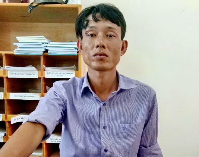 Phúc khai, do vay nợ chị Huệ 100 triệu nhưng không có khả năng trả nên nảy sinh ý định sát hại. Ngày 4/6/2018, Phúc nói có người thân cho mượn tiền trả nợ nên hẹn chị Huệ đến trước siêu thị Vincom Cam Ranh để đi nhận tiền. Tưởng thật nên chị Huệ đến điểm hẹn rồi giao xe máy cho Phúc chở mình đi. Khi đến tuyến đường N2 thuộc địa phận thôn Cù Hin, xã Cam Hải Đông là nơi hoang vắng, Phúc dừng xe máy rồi kiếm cớ gây sự dẫn đến cãi vã với chị Huệ. Giữa cuộc cãi vã, Phúc xông đến dùng tay đánh, đấm vào đầu khiến chị Huệ choáng váng ngã xuống bãi cát, rồi xông tới đè người, dùng tay bóp cổ và vốc cát nhét vào mồm nạn nhân.