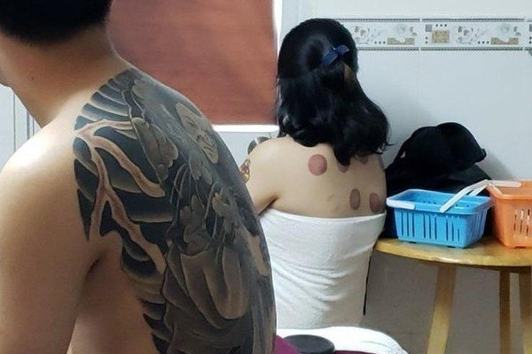 Khách đến tiệm sẽ được nữ quản lý giới thiệu các gói massage kèm theo bảng giá cụ thể. Với gói đặc biệt VIP 5 sexy 69, khách sẽ trả 700.000 đồng tiền vé kèm 700.000 tiền boa cho tiếp viên để được phục vụ 90 phút.