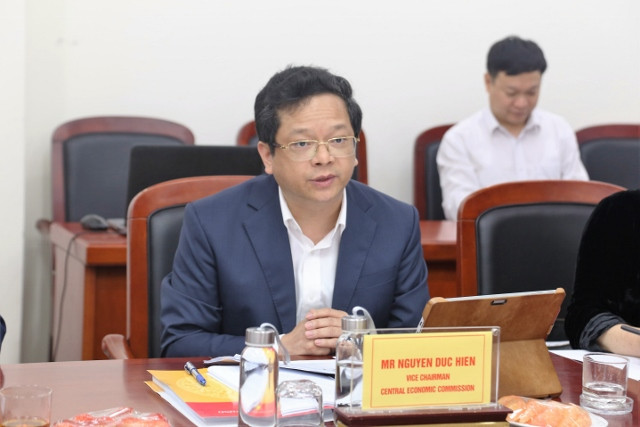 Ông Nguyễn Đức Hiển sinh năm 1977, quê ở Hải Dương. Chức vụ trước đó: Vụ trưởng Vụ Công nghiệp kiêm thư ký Trưởng Ban.