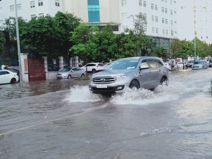 Thường là những xe ô tô gầm cao mới giám liều mình đi qua khu vực này.