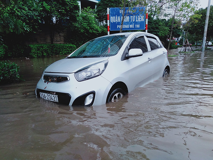 Khoảng 14h00 ngày 3/3, cơn mưa rào bất chợt đổ xuống khu vực nội thành Hà Nội.