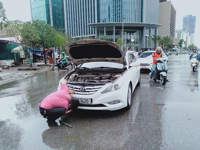 Nhiều xe ô tô được đưa ra khỏi chỗ ngập nước đều gặp sự cố do nước ngập cao.